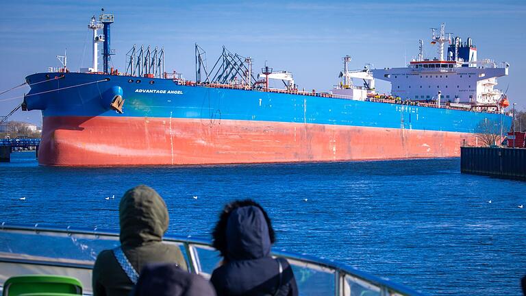 Öltanker im Rostocker Hafen       -  Mineralöl trug im ersten Halbjahr 2024 mehr als ein Drittel der in Deutschland verbrauchten Energie bei.