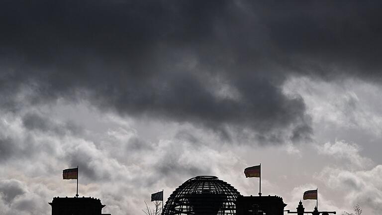 Wolken über dem Reichstagsgebäude       -  Nach den Landtagswahlen von Thüringen und Sachsen wird über die Polarisierung der deutschen Gesellschaft diskutiert (Archivbild):