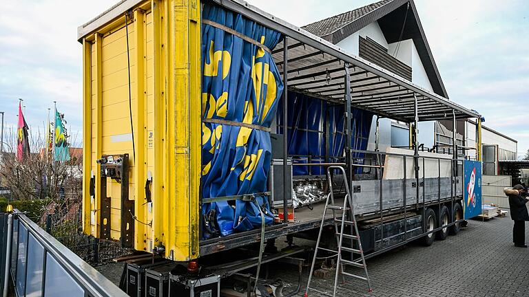Aus diesem unscheinbaren Lkw-Anhänger wird zum Faschingswochenende ein bunter Faschingswagen. Aus diesem unscheinbaren Lkw-Anhänger wird zum Faschingswochenende ein bunter Faschingswagen.