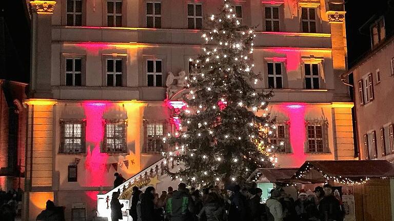 Ein sehr schönes Farbenspiel bot sich beim Weihnachtsmarkt in Iphofen.