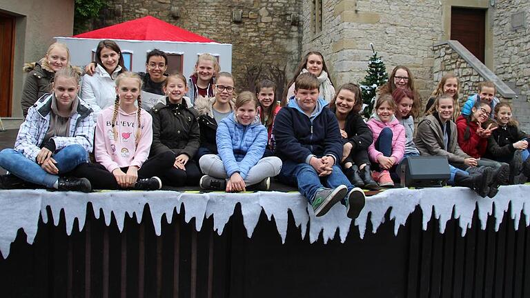 Viel Spaß und ein bisschen Aufregung beim ersten Mal auf der großen Bühne: das Schneeköniginnen-Ensemble der Realschule Ochsenfurt bei der Bühnenprobe wenige Tage vor der Aufführung des Musicals auf Burg Brattenstein (hinten, ganz links: die Schneekönigin-Darstellerin Annabel Schönig).