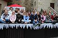 Viel Spaß und ein bisschen Aufregung beim ersten Mal auf der großen Bühne: das Schneeköniginnen-Ensemble der Realschule Ochsenfurt bei der Bühnenprobe wenige Tage vor der Aufführung des Musicals auf Burg Brattenstein (hinten, ganz links: die Schneekönigin-Darstellerin Annabel Schönig).