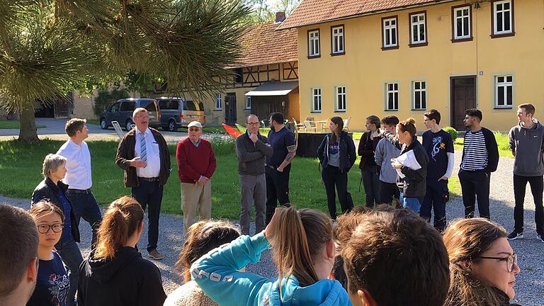 Zweiter Bürgermeister Thomas Dietz (hinten, Zweiter von links) begrüßte die Studenten im Namen der Stadt.