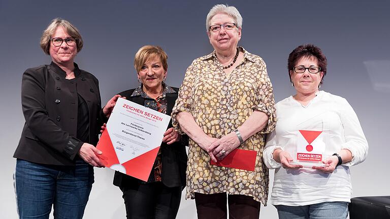 Den Preis des Lernwerk Volkersberg überreichte dessen Leiterin Martina Reinwald an Ulla Biermann, Brigitte Hymon und Gisela Kaden vom Bürgerdienst Theres.