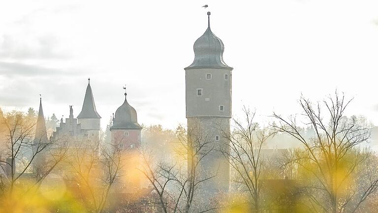 Ochsenfurt ist als 'Stadt der Türme' und für seine historische Altstadt bekannt. Altbürgermeister Peter Wesselowsky zeigt, dass in und um Ochsenfurt herum noch mehr Geschichten verborgen liegen.