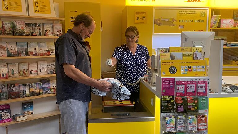 Teddy und Marion Katzenberger haben die Postfiliale im Tintenfässchen ins Erdgeschoss verlegt. So langsam suchen die beiden einen Nachfolger für den Buchladen mit Schreibwarengeschäft.       -  Teddy und Marion Katzenberger haben die Postfiliale im Tintenfässchen ins Erdgeschoss verlegt. So langsam suchen die beiden einen Nachfolger für den Buchladen mit Schreibwarengeschäft.