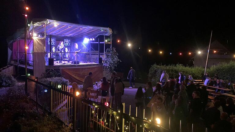 Rock aus der Region: Das Duo 'Burn to Rock'' aus Sulzfeld im Grabfeld heizte dem Publikum in Schmalwasser ein. Rock aus der Region: Das Duo 'Burn to Rock'' aus Sulzfeld im Grabfeld heizte dem Publikum in Schmalwasser ein.