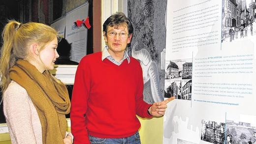 Lokale Themen: Mit der Geschichte der Synagoge in Königshofen hat sich Marie Seiler, hier mit Lehrer Rainer Seelmann, befasst. Sie trug ihre Seminararbeit bei der Ausstellungseröffnung im Gymnasium Bad Königshofen vor.Fotos (3): Vossenkaul