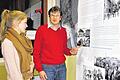 Lokale Themen: Mit der Geschichte der Synagoge in Königshofen hat sich Marie Seiler, hier mit Lehrer Rainer Seelmann, befasst. Sie trug ihre Seminararbeit bei der Ausstellungseröffnung im Gymnasium Bad Königshofen vor.Fotos (3): Vossenkaul