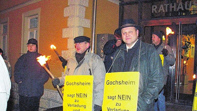 Protest: Gochsheim eint die Ablehnung des Atommülls am Bahnhof wie Wolfgang Widmaier (CSU rechts) und Hans-Jürgen Sander (SPD, links).