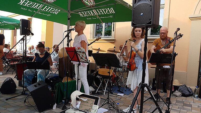 Die Band Solid Ground verzauberte ihr Publikum mit irischem Poetry Folk beim „Sternsommer“ in Kürnach.