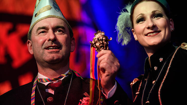 Hubert Aiwanger mit dem Schlappmaulorden vergangenen Rosenmontag bei der Sitzung der Kitzinger Karnevalsgesellschaft (KiKaG) in der Florian-Geyer-Halle.