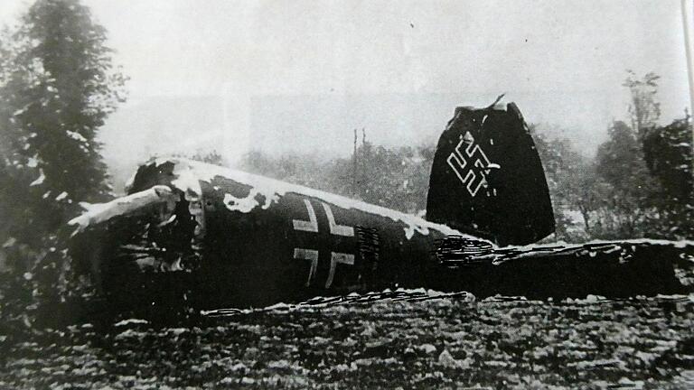 Ein Flugzeug des Typs He 111-H. Beim Absturz in Erlenbach sind Bug und Rumpf bis auf wenige Gestell- und Rahmenteile bei Temperaturen um die 1000 Grad Celius verbrannt