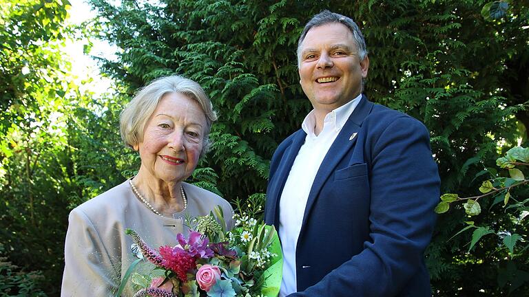 Wiltrude Kestler aus Volkach feierte ihren 90. Geburtstag. Bürgermeister Heiko Bäuerlein (rechts) überreichte der Jubilarin einen Blumenstrauß.