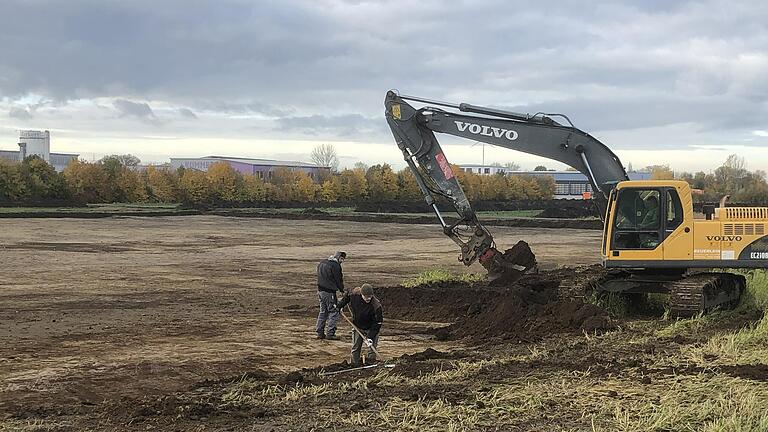 Auf einer Fläche von mehreren Hundert Quadratmetern wurde auf dem künftigen Norma-Bauplatz bereits der Mutterboden abgetragen und abtransportiert worden. Mitarbeiter des Archäologie-Büros Specht sondieren die Lage.