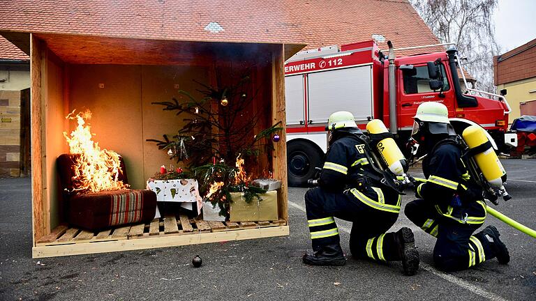 Die Volkacher Feuerwehr hat eigens einen Zimmerbrand simuliert, ausgelöst durch einen brennenden Weihnachtsbaum.