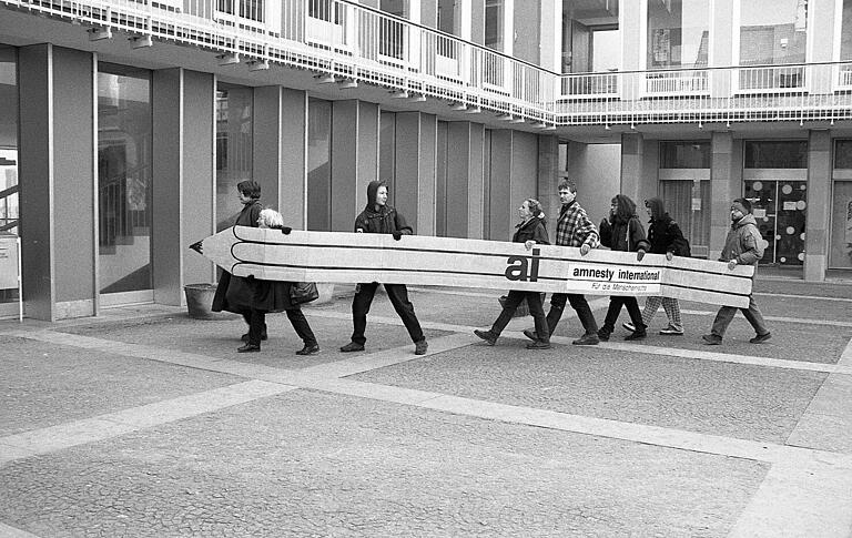 Mit dem Stift als Waffe: 1998 trat die Schweinfurter Gruppe von Amnesty International zum 'Rathaussturm' an. Mit dem Stift als Waffe: 1998 trat die Schweinfurter Gruppe von Amnesty International zum 'Rathaussturm' an.