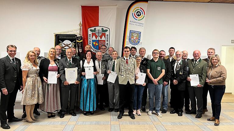 Auf dem Foto alle Geehrten mit dem 1. Bezirksschützenmeister Mathias Dörrie (links), der Gaudamenleiterin (Zweite von links), dem 1. Gauschützenmeister Uli Schmitt (Zweiter von rechts), der stellvertretenden Landrätin Eva Böhm und dem Gauschützenkönig Simon Breunig (Mitte).