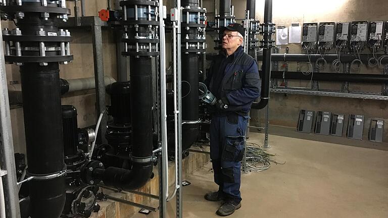 Sieben neue Pumpen und 50 Prozent&nbsp; weniger Stromverbrauch: PRO-Waldbad-Vorsitzender Klaus Scheller wirft einen Blick auf die Neuerungen im Technikbereich.