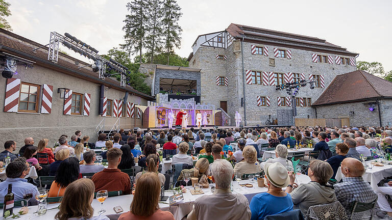 Großer Andrang zur Uraufführung der musikalischen Komödie 'Das Spukschloss im Spessart'.