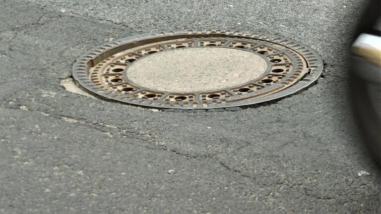 Sehr dringend ist die Erneuerung der vier Kanalschächte samt Abdeckungen in der Hauptstraße in Donnersdorf. Die Kanaldeckel haben sich teilweise bereits fast fünf Zentimeter gesetzt und stehen  kurz vor dem Einbruch. In der kommenden Woche wird mit den Sanierungsarbeiten begonnen.