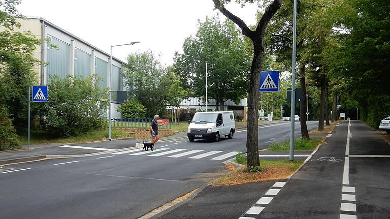 Begrüßt wurde die Neuregelung mit Zebrastreifen, die das Queren des Lindenbrunnenwegs auf Höhe der Turngemeinde erleichtert.