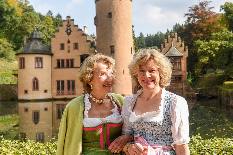 Das Schloss Mespelbrunn war 1957 Schauplatz der Dreharbeiten zum Film 'Das Wirtshaus im Spessart' mit Liselotte Pulver. Es ist immer noch in Privatbesitz von Hedwig Gräfin von Ingelheim und ihrer Tochter Marie Antoinette, genannt Echterin von und zu Mesplebrunn.