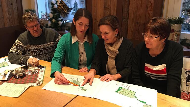 Das Bürgerbegehren 'Stadtwald statt Landesgartenschau', initiiert von Ulrike Schneider und Annelie Maidhof (v.r.), unterstützte die ödp mit (v.l.) Stefan Bretscher und Esther Wagenhäuser.