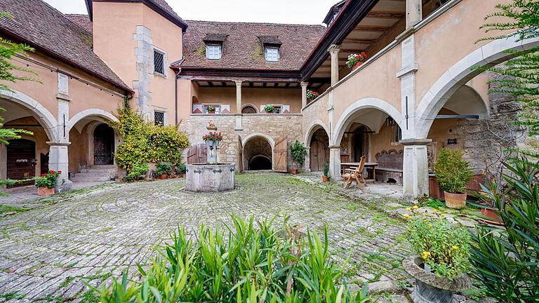 An den beiden Samstagen, 14. März und 18. April, jeweils um 14 Uhr bieten die Besitzer des Geyer-Schlösschens im Creglinger Stadtteil Reinsbronn in Zusammenarbeit mit der Volkshochschule Ochsenfurt eine Führung an.