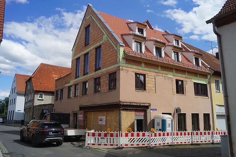 Ehemaliges Café Deubel in Volkach mit neuen Besitzern und neuem Namen
Noch ist es eine Baustelle, bald aber wird aus dem ehemaligen Café Deubel in der Volkacher Altstadt das "Majigs". Ehemaliges Café Deubel in Volkach mit neuen Besitzern und neuem Namen
Noch ist es eine Baustelle, bald aber wird aus dem ehemaligen Café Deubel in der Volkacher Altstadt das "Majigs".