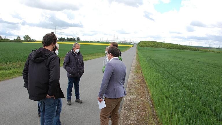 Ortstermin am Umspannwerk: Die Grünen fordern, die Stromtrasse vom Konverter zum Umspannwerk entlang der Zufahrtstraße zu bauen. In der Bildmitte MdL Paul Knoblach, links Kreissprecher Johannes Weiß, rechts Andreas Schieder von Tennet.