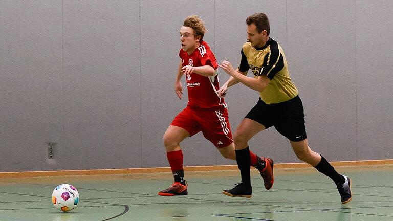 Lasse Lipecki (links) läuft seinem Gegenspieler davon: Der SV Oberdürrbach hat das Turnier um den 10. Hallencup Nord in der Lengfelder Kürnachtalhalle gewonnen. Lasse Lipecki (links) läuft seinem Gegenspieler davon: Der SV Oberdürrbach hat das Turnier um den 10. Hallencup Nord in der Lengfelder Kürnachtalhalle gewonnen.