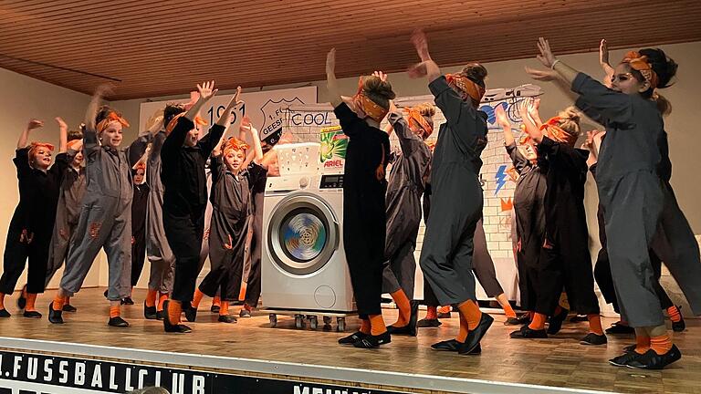 'Heute ist Waschtag!' Die Pumuckls der Wiesentheider Kokage wirbelten in Geesdorf mit einer beeindruckenden Choreografie über die Bühne. 'Heute ist Waschtag!' Die Pumuckls der Wiesentheider Kokage wirbelten in Geesdorf mit einer beeindruckenden Choreografie über die Bühne.