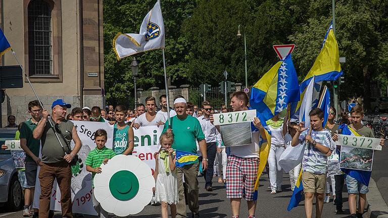 Bosnische Gemeinde gedachte der Toten von Srebrenica - (mr) 200 Teilnehmer kamen 20 Jahre nach dem Massaker von Srebrenica zu einer Gedenkfeier der Bosnischen Gemeinde auf dem Wilhelm-Schwinn-Platz in Würzburg. 1995 hatten serbische Einheiten die Enklave überrannt und über 8000 muslimische Männer und Jungen getötet. Unter dem Motto „Nicht vergessen! Srebrenica“ trafen sich am Samstag die Teilnehmer vor der islamisch-bosnischen Gemeinschaft in der Dr.-Maria-Probst-Straße in der Zellerau. Im gemeinsamen Gedenkweg ging es bis zum Denkmal der Versöhnung am Wilhelm-Schwinn-Platz. Nach Gebeten gab es im benachbarten Schröder-Haus Kurzfilme und Vorträge. Bosnische Gemeinde gedachte der Toten von Srebrenica - (mr) 200 Teilnehmer kamen 20 Jahre nach dem Massaker von Srebrenica zu einer Gedenkfeier der Bosnischen Gemeinde auf dem Wilhelm-Schwinn-Platz in Würzburg. 1995 hatten serbische Einheiten die Enklave überrannt und über 8000 muslimische Männer und Jungen getötet. Unter dem Motto „Nicht vergessen! Srebrenica“ trafen sich am Samstag die Teilnehmer vor der islamisch-bosnischen Gemeinschaft in der Dr.-Maria-Probst-Straße in der Zellerau. Im gemeinsamen Gedenkweg ging es bis zum Denkmal der Versöhnung am Wilhelm-Schwinn-Platz. Nach Gebeten gab es im benachbarten Schröder-Haus Kurzfilme und Vorträge.