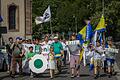 Bosnische Gemeinde gedachte der Toten von Srebrenica       -  (mr)   200 Teilnehmer kamen 20 Jahre nach dem Massaker von Srebrenica zu einer Gedenkfeier der Bosnischen Gemeinde auf dem Wilhelm-Schwinn-Platz in Würzburg. 1995 hatten serbische Einheiten die Enklave überrannt und über 8000 muslimische Männer und Jungen getötet. Unter dem Motto &bdquo;Nicht vergessen! Srebrenica&ldquo; trafen sich am Samstag die Teilnehmer vor der islamisch-bosnischen Gemeinschaft in der Dr.-Maria-Probst-Straße in der Zellerau. Im gemeinsamen Gedenkweg ging es bis zum Denkmal der Versöhnung am Wilhelm-Schwinn-Platz. Nach Gebeten gab es im benachbarten Schröder-Haus Kurzfilme und Vorträge.