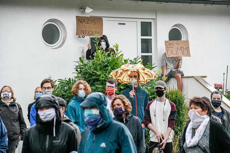 Kundgebung der Nachbarschaftsinitiative 'Frauenland Nazifrei' vor dem Haus der Burschenschaft Prager Teutonia zu Würzburg