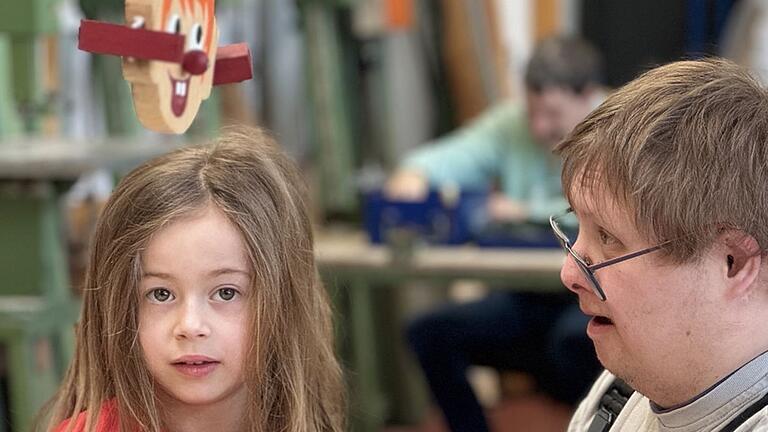 Die Zusammenarbeit zwischen Kindern und Mitarbeitern mit Behinderung, die bei der Spielzeuganfertigung unterstützen, zeigt, wie vielfältig gelebte Inklusion sein kann.
