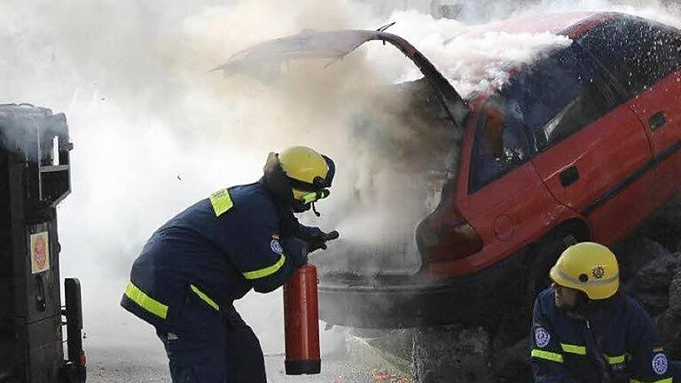 Das Technische Hilfswerk war hier für die Brandbekämpfung an einem Fahrzeug verantwortlich. Fotos: THW - Das Technische Hilfswerk war hier für die Brandbekämpfung an einem Fahrzeug verantwortlich. Fotos: THW Das Technische Hilfswerk war hier für die Brandbekämpfung an einem Fahrzeug verantwortlich. Fotos: THW - Das Technische Hilfswerk war hier für die Brandbekämpfung an einem Fahrzeug verantwortlich. Fotos: THW