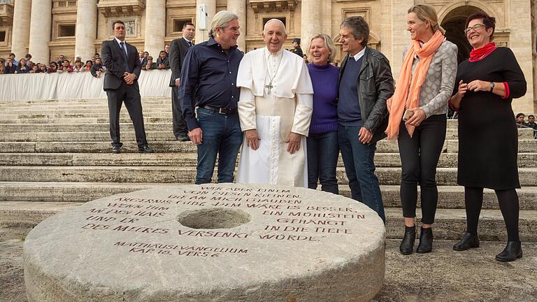 Der 'Mahnende Mühlstein' ist in Rom angekommen, die Freude bei der Generalaudienz auf dem Petersplatz ist groß. Im Bild (von links): Bildhauer Bruno Harich, Papst Franziskus, Monika und Johannes Heibel, Claudia Harich, Yazede Weiler Der 'Mahnende Mühlstein' ist in Rom angekommen, die Freude bei der Generalaudienz auf dem Petersplatz ist groß. Im Bild (von links): Bildhauer Bruno Harich, Papst Franziskus, Monika und Johannes Heibel, Claudia Harich, Yazede Weiler
