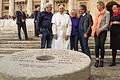 Der 'Mahnende Mühlstein' ist in Rom angekommen, die Freude bei der Generalaudienz auf dem Petersplatz ist groß. Im Bild (von links): Bildhauer Bruno Harich, Papst Franziskus, Monika und Johannes Heibel, Claudia Harich, Yazede Weiler
