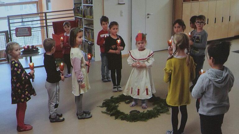 Sehr eindrucksvoll war auch der „Lichtertanz“, mit dem die Kindergartenkinder, hier auf die Leinwand übertragen, zu sehen waren.