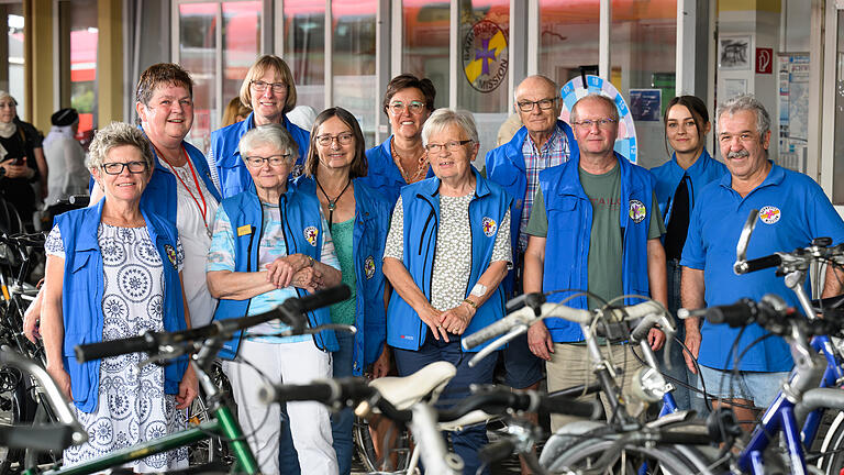 Beauty Day am Bahnhof: Zahlreiche Menschen besuchen am Montag (10.07.23) im Rahmen des sogenannten Beauty Days die Bahnhofsmission am Hauptbahnhof in Schweinfurt. Eine Frisörin, eine Kosmetikerin und eine Fußpflegerin verwöhnen an einem Tag kostenfrei Gäste der Bahnhofsmission. Menschen, die sich sonst eine neue Frisur, einen Besuch bei der Kosmetikerin oder Fußpflege nicht leisten können. Kleine Glücksmomente, zu denen es Kaffee und Kuchen gibt, Obst, ein Glücksrad - und Einblicke in Leben, in denen nicht alles glatt lief.