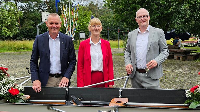 Bootstaufe durch Steffen Endres (rechts), zusammen mit Martina Kugler (Vorsitzende) und Thomas Stamm (Ehrenvorsitzender). Bootstaufe durch Steffen Endres (rechts), zusammen mit Martina Kugler (Vorsitzende) und Thomas Stamm (Ehrenvorsitzender).