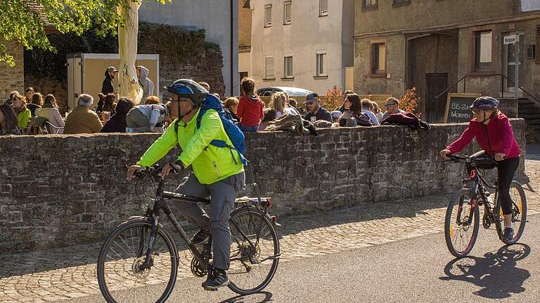 Der Biergarten hinter dem Mäuerchen in Zellingen könnte zukünftig nicht nur eine Anlaufstelle für Zellinger Bürger, sondern auch für die vielen vorbeifahrenden Radtouristen werden.