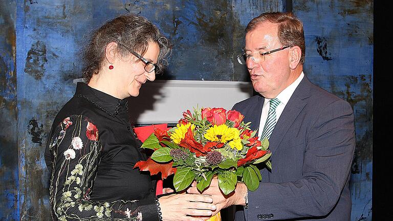 Den Kulturpreis der unterfränkischen Kulturstiftung überreichte Bezirkstagspräsident Erwin Dotzel an Anne Maar, die Leiterin des Theaters Schloß Maßbach. Dieter Britz - Den Kulturpreis der unterfränkischen Kulturstiftung überreichte Bezirkstagspräsident Erwin Dotzel an Anne Maar, die Leiterin des Theaters Schloß Maßbach. Dieter Britz Den Kulturpreis der unterfränkischen Kulturstiftung überreichte Bezirkstagspräsident Erwin Dotzel an Anne Maar, die Leiterin des Theaters Schloß Maßbach. Dieter Britz - Den Kulturpreis der unterfränkischen Kulturstiftung überreichte Bezirkstagspräsident Erwin Dotzel an Anne Maar, die Leiterin des Theaters Schloß Maßbach. Dieter Britz