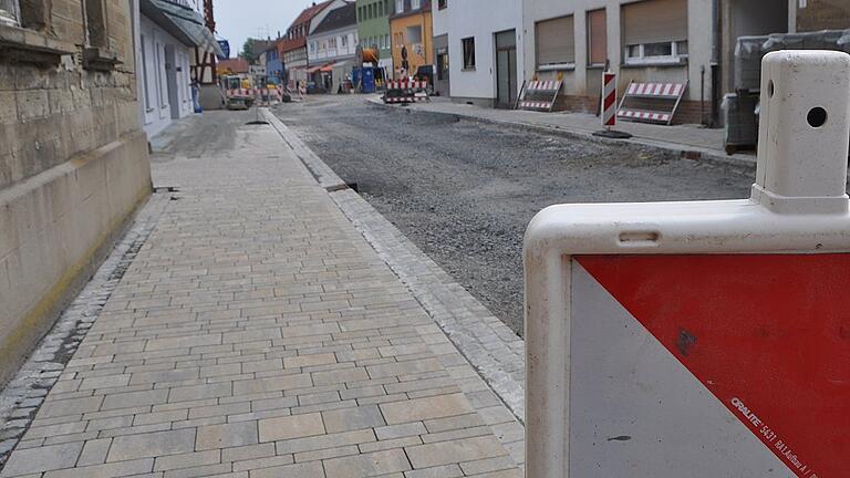 Die Gehwegbereiche im ersten Bauabschnitt sind fertiggestellt – von der Landgerichtsstraße bis zur Einmündung Grüne Marktstraße. Bis zur Kirchweih soll auch der zweite Bauabschnitt beendet sein, die Gehwege und Parkplätze bis zur Eisdiele. Die Gehwegbereiche im ersten Bauabschnitt sind fertiggestellt – von der Landgerichtsstraße bis zur Einmündung Grüne Marktstraße. Bis zur Kirchweih soll auch der zweite Bauabschnitt beendet sein, die Gehwege und Parkplätze bis zur Eisdiele.
