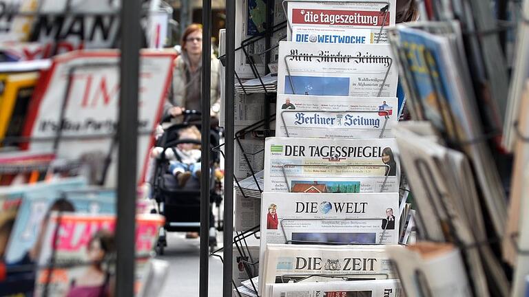 Zeitungsständer       -  Jeder vierte Befragte wirft den Medien gezielte Manipulation vor, doch auch die Zahl derjenigen, die dem Journalismus vertrauen, ist gestiegen.