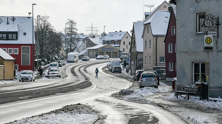 An der Versbacher Straße im Ortskern von Versbach soll die Straßenbahnlinie 7 gebaut werden. An der Versbacher Straße im Ortskern von Versbach soll die Straßenbahnlinie 7 gebaut werden.