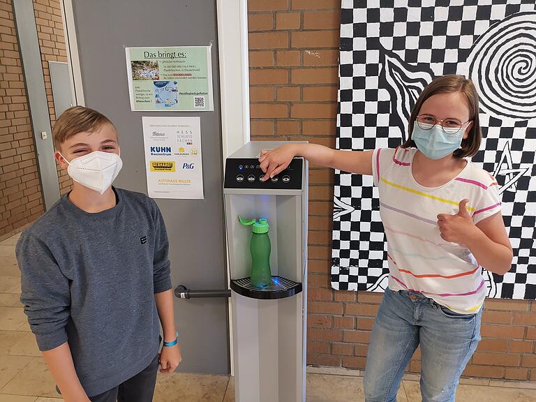 Bruno Dahinten und Lina Panhans nutzen den neuen Wasserspender, der in der Aula des BNG steht. Bruno Dahinten und Lina Panhans nutzen den neuen Wasserspender, der in der Aula des BNG steht.