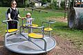 Eine Mutter mit ihrem Kind auf einem öffentlichen Bad Königshöfer Kinderspielplatz. Wer künftig in der Stadt oder den Stadtteilen ein Mehrfamilienhaus mit mehr als drei Wohnungen plant und baut, muss  laut einer neuen Satzung einen Kinderspielplatz anlegen.